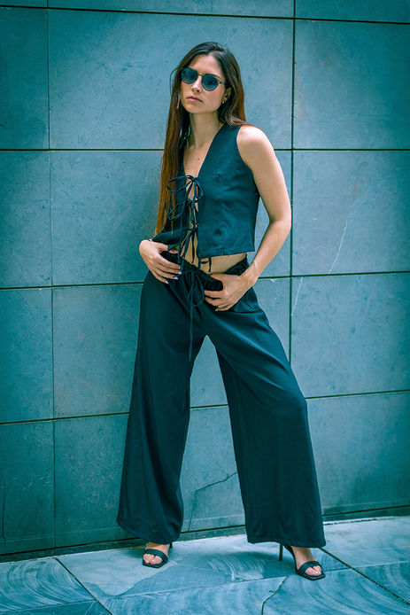 Desirée Muñoz posing outdoors in casual clothing and sunglasses – Commercial lifestyle and accessories female model portfolio for Salitre Models.
