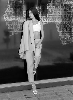 Yashira Suárez posing in a blue denim jacket over a tight full bodysuit in an outdoor setting – Female model lifestyle portfolio for Salitre Models.