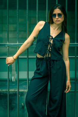 Desirée Muñoz posing outdoors in casual clothing and sunglasses – Commercial lifestyle and accessories female model portfolio for Salitre Models.