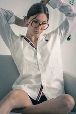Carolina Suárez posing in a studio photoshoot wearing a casual shirt from El Ganso – Commercial female model portfolio for Salitre Models.