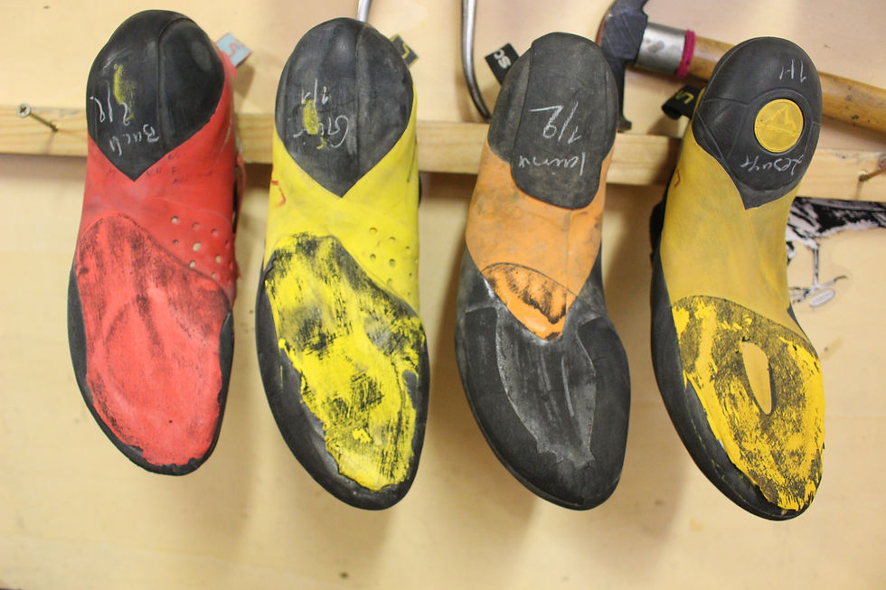 chaussons d'escalade en cours d'entretien vu de face