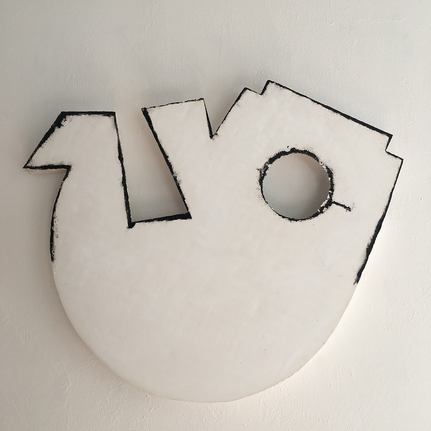 CHIMÈRE ou L’INCONSTANCE DES RÊVES, 2021
Ce tableau sculpture fait référence au mythe grecque de Séléné, déesse de la pleine lune et Endymion le berger dont elle est tombée amoureuse. Le plâtre était associé à la blancheur évanescente de la pleine lune.
Technique : Staff - plâtre Sinia Tradition; poudre charbon de bois; renfort tubes inox.
Dimensions :
75 x 60 x 5 cm