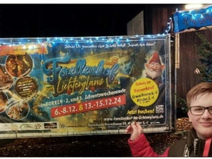 Unser Jugend-Reporter Tom war am Wochenende für euch auf dem traditionellen Wald-Weihnachtsmarkt in Borken am Forellen Hof. Es war ein magischer Ort mit festlichem Glanz und eine