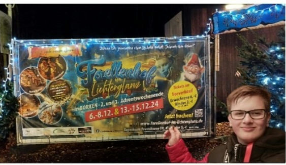 Unser Jugend-Reporter Tom war am Wochenende für euch auf dem traditionellen Wald-Weihnachtsmarkt in Borken am Forellen Hof. Es war ein magischer Ort mit festlichem Glanz und eine