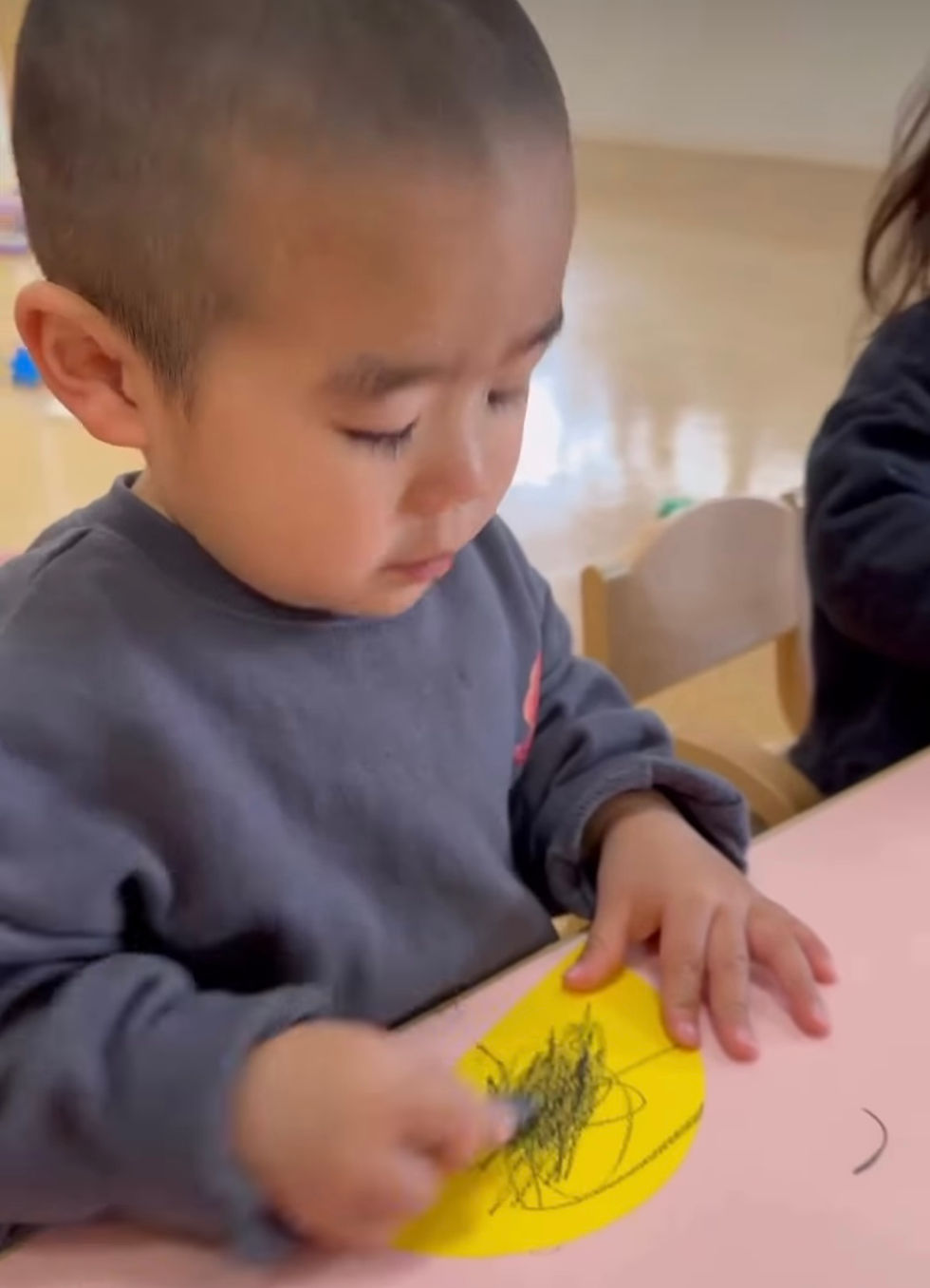 節分の製作をするエンジェルクラス