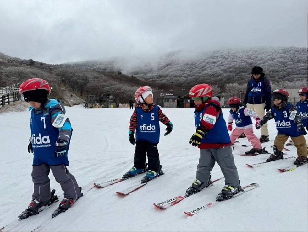 スキーを楽しむ子どもたち