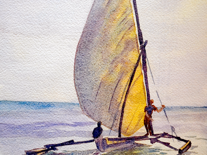 Aquarelle représentant un catamaran à voile unique de couleur jaune doré, naviguant sur une eau très calme. Deux silhouettes humaines sont visibles à bord : l'une assise à l'avant, l'autre debout près du mât. La voile translucide laisse apparaître la structure sombre du gréement. Des reflets jaunes et verts dansent sur l'eau lisse, sous un ciel clair aux teintes pastel.