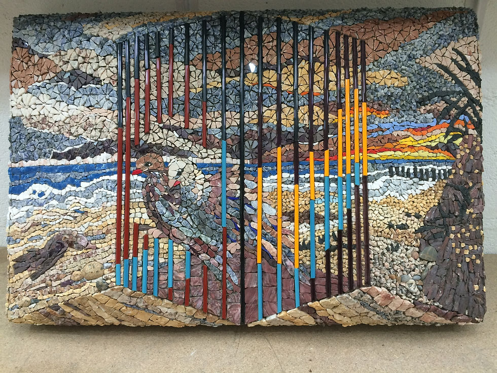 Mosaïque panoramique représentant un paysage maritime avec deux oiseaux (des pigeons?) au centre-gauche, vus de profil, l'un devant avec une tête blanche et un bec rouge, l'autre derrière en marron clair. La mer est suggérée par des bandes horizontales bleues, blanches et grises, tandis qu'un ciel coloré jaune, orange et rouge apparaît en haut à droite. De nombreux tubes verticaux de couleurs vives (rouge, orange, bleu, marron) traversent l'œuvre de haut en bas, créant un effet de grille.  Travail des nuages en forme de fleurs. Le sable est évoqué par des tesselles beige et crème, et des rochers bruns bordent les côtés. Technique de
 mosaïque en relief avec matériaux variés : pierre, verre coloré et éléments tridimensionnels.