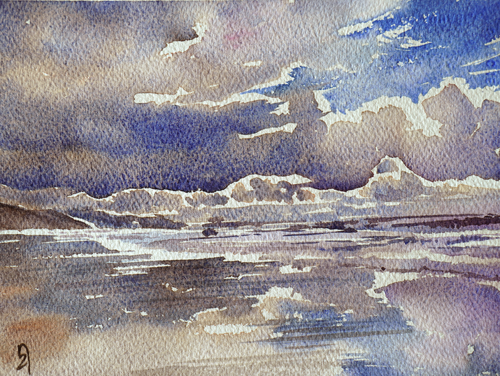 Aquarelle représentant un paysage marin après la pluie, où ciel, mer et plage se confondent. Des nuages sombres aux tons bleus et violets laissent apparaître des éclaircies de bleu intense. Le sol humide reflète ces couleurs dans un mélange de gris, mauves et beiges, créant une surface lisse et uniforme. Technique de lavis fluide avec des effets de fusion entre les couleurs.