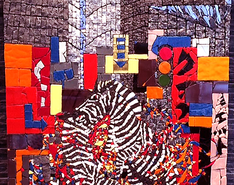 Mosaïque représentant deux zèbres stylisés au centre, dont les rayures noires et blanches sont formées de tessons irréguliers assemblés avec précision mélangés avec des volutes rouges et oranges simulant le mouvement. L’animal est entouré d’un environnement urbain abstrait composé de blocs géométriques aux couleurs vives — rouge, orange, bleu, jaune — et de surfaces grises texturées. Des formes circulaires orange et verte apparaissent en haut à droite, tandis que des fragments de verre ou de céramique ajoutent du relief et de la brillance à certaines zones. La composition joue sur les contrastes de forme et de couleur pour créer un rythme visuel dynamique.