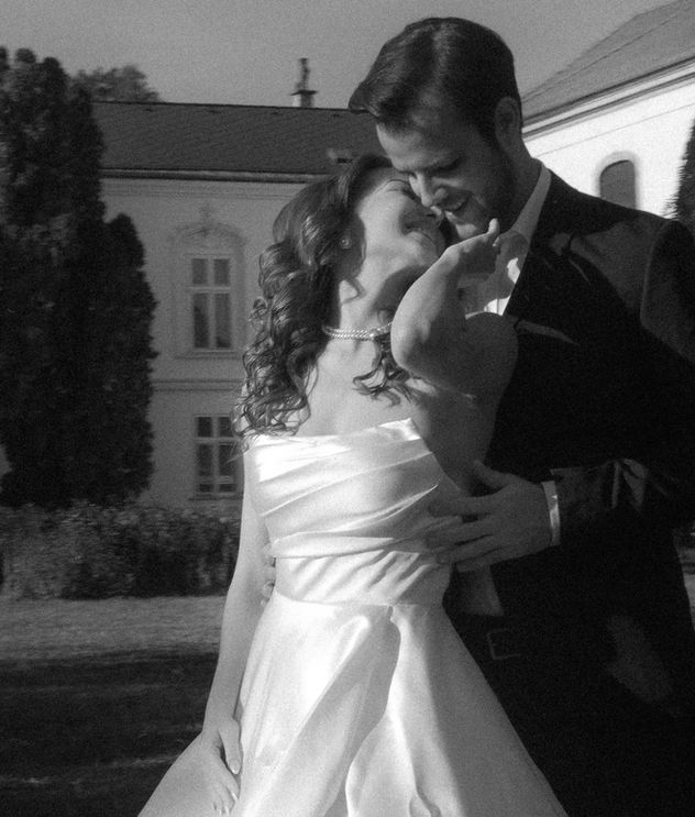 Szerelmes pillantás a kastély kertjében – cinematic jegyesfotózás Budapesten kívül