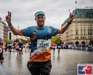 Thorsten mit Gänsehaut am Brandenburger Tor