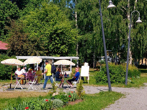 Kaunis pihamme houkuttelee ihmisiä