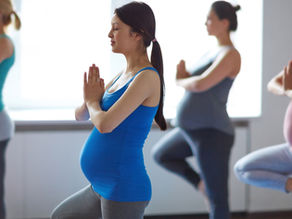 Zwangere vrouwen beoefenen yoga