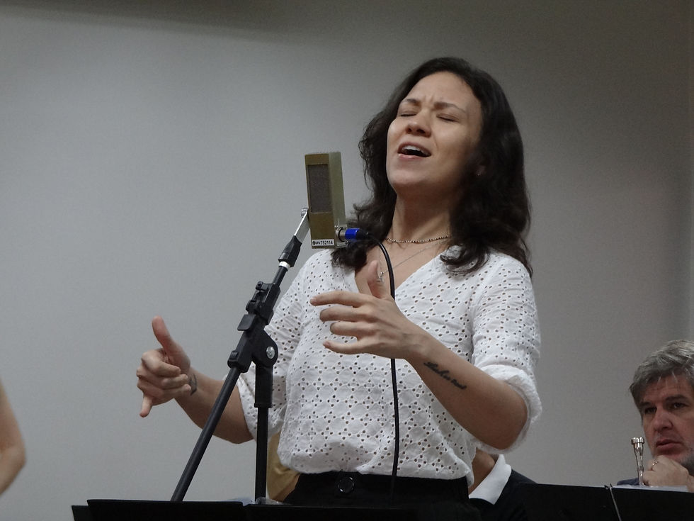 Carolina Emília cantando na UFU
