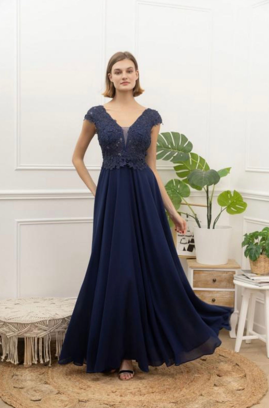 Robe de cérémonie - buste dentelle et strass - bleu marine