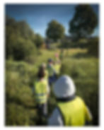 Barnen på utflykt till förskolans egen kolonilott
