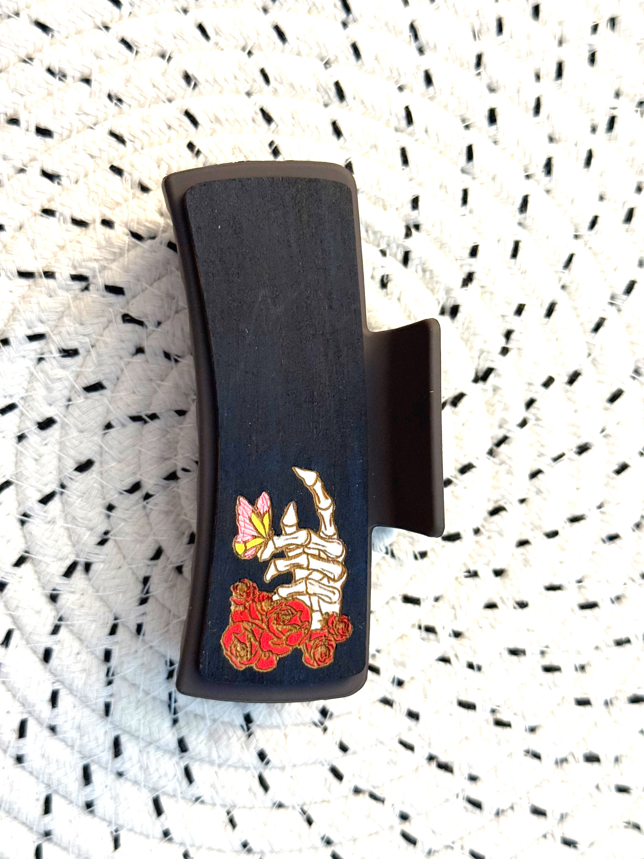 Medium Skull Hand Claw Clip