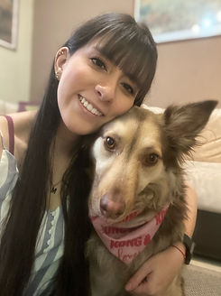veterinaria abrazada a una bonita perra de color cafe 
