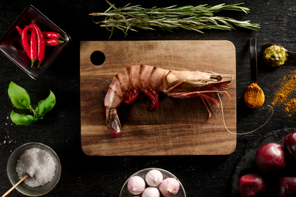 Flatlay of raw prawn with fresh herbs and spices by professional food photographer Andreas Lampopoulos.
Flad komposition af rå reje med friske krydderurter og krydderier fotograferet af professionel madfotograf Andreas Lampopoulos