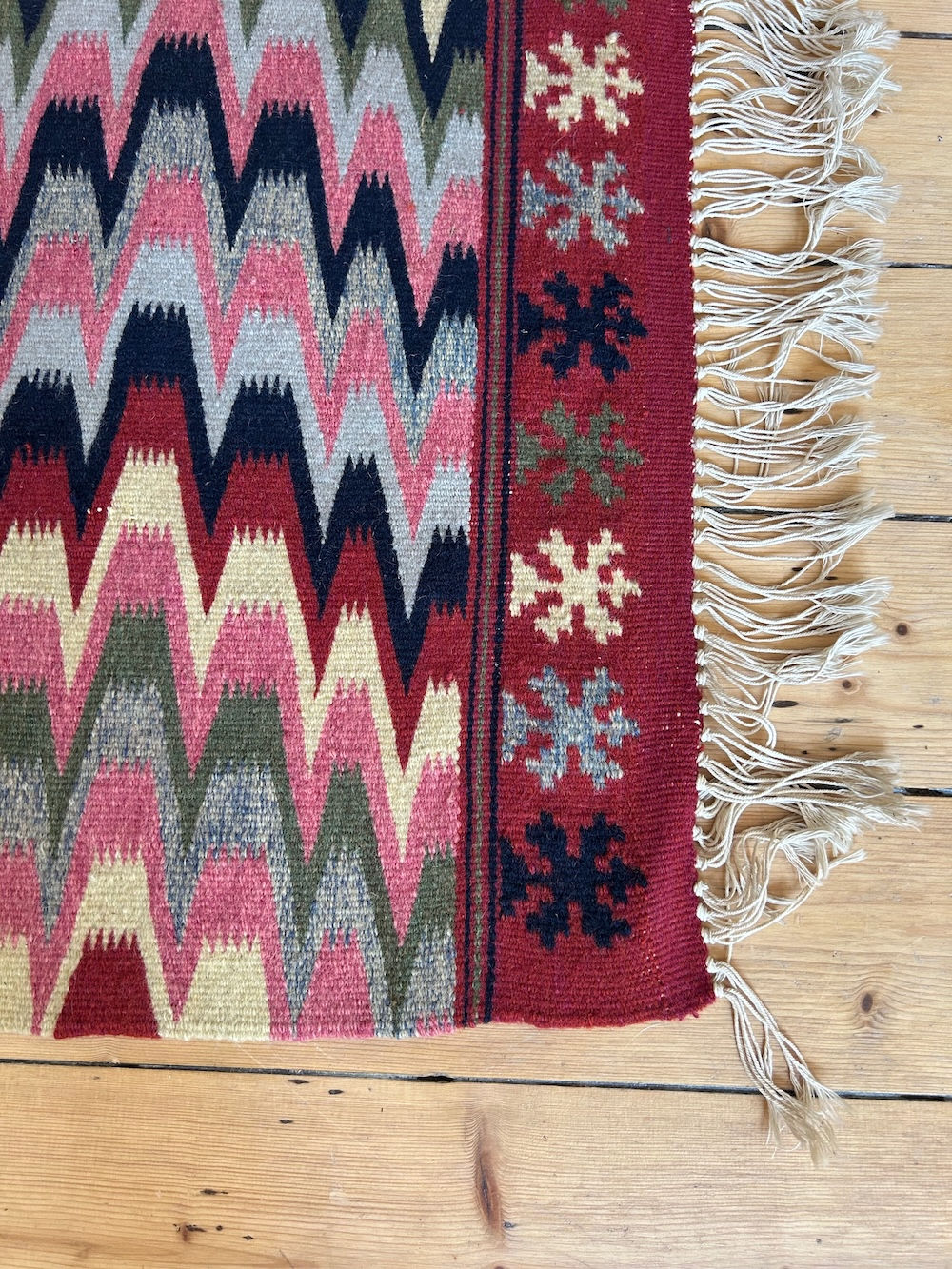 Röllakan, Swedish vintage small tapestry weave with zig-zag pattern
