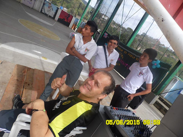 el colaborador anónimo del evento de bienvenida