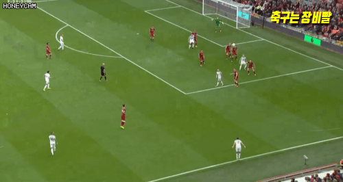 번리의 롱스로인 상황. 두 명의 리버풀 선수가 겹치며 코너킥을 헌납한다. 뒤에서 마팁이 소리를 지를 정도.