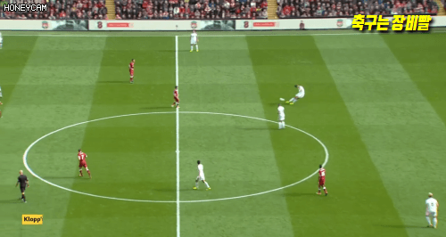 첫 실점장면. 작은 키의 아놀드는 헤더를 뺏긴다.