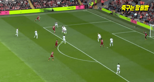 쉽게 크로스를 허용하지 않는다.