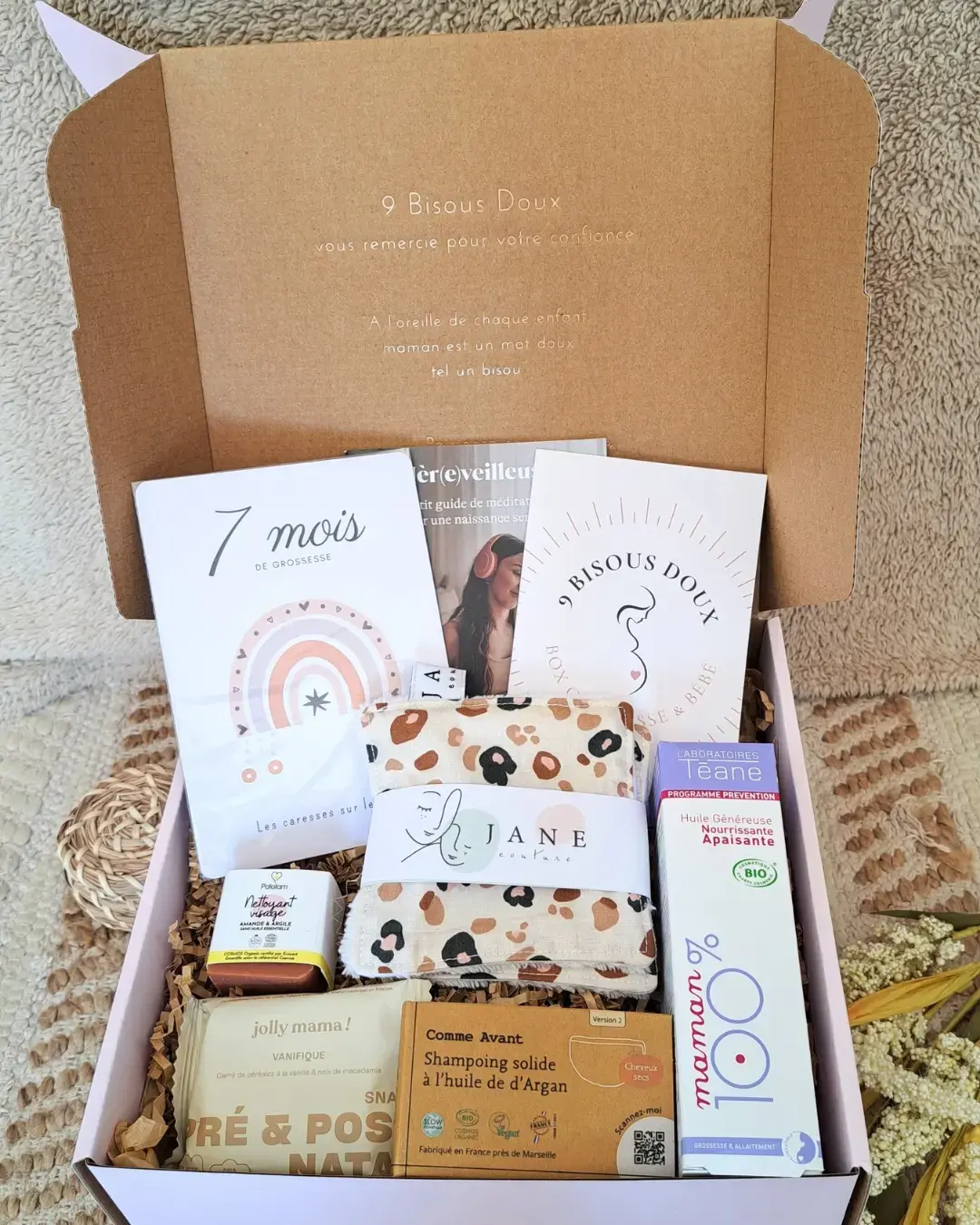 box 7ème mois de grossesse avec une huile anti vergetures, un nettoyant visage, 2lingettes lavables, un shampoing, un snack