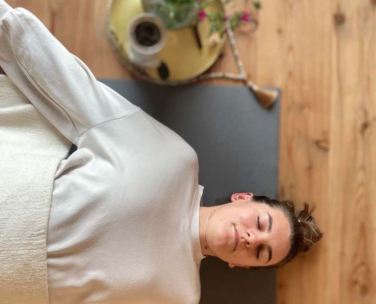 Person beim Yoga Nidra