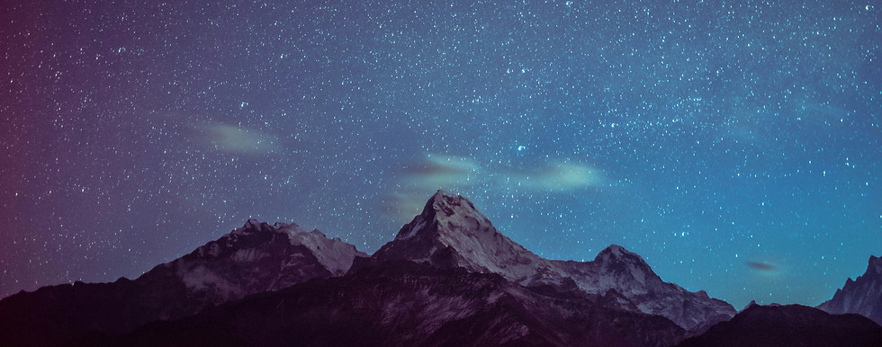 Berge und Sterne in der Nacht