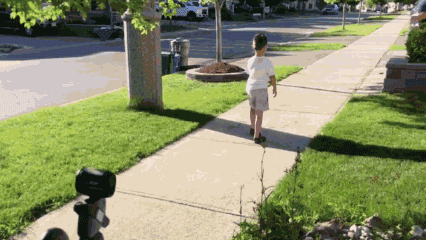 路萌跟随小男孩.gif