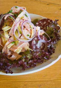 Wurstsalat auf der Skihütte