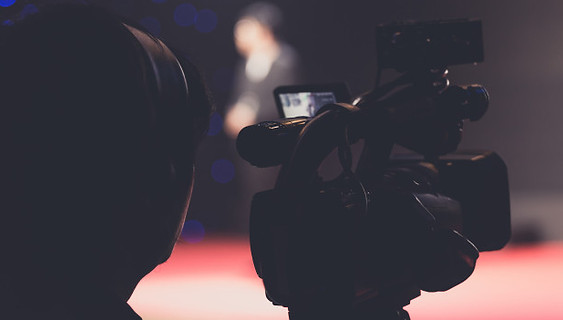 cameraman-em-uma-sala-de-seminarios_3881