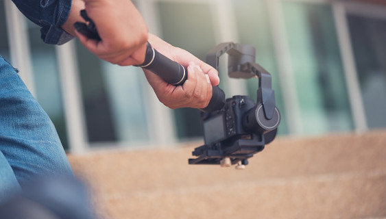 cinegrafista-com-video-de-gimball-dslr_4