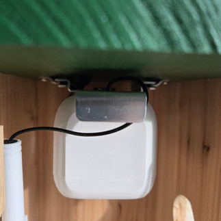 Netview Birdfy Smart Birdhouse with Camera - camera mounting and connections