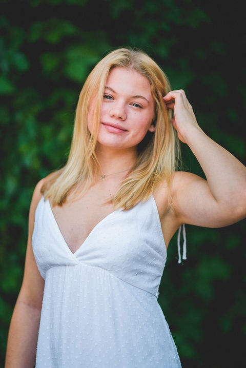 girl senior picture green foliage