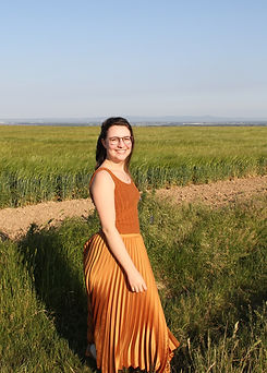 Yogalehrerin und Female Coach strahlt in der Natur