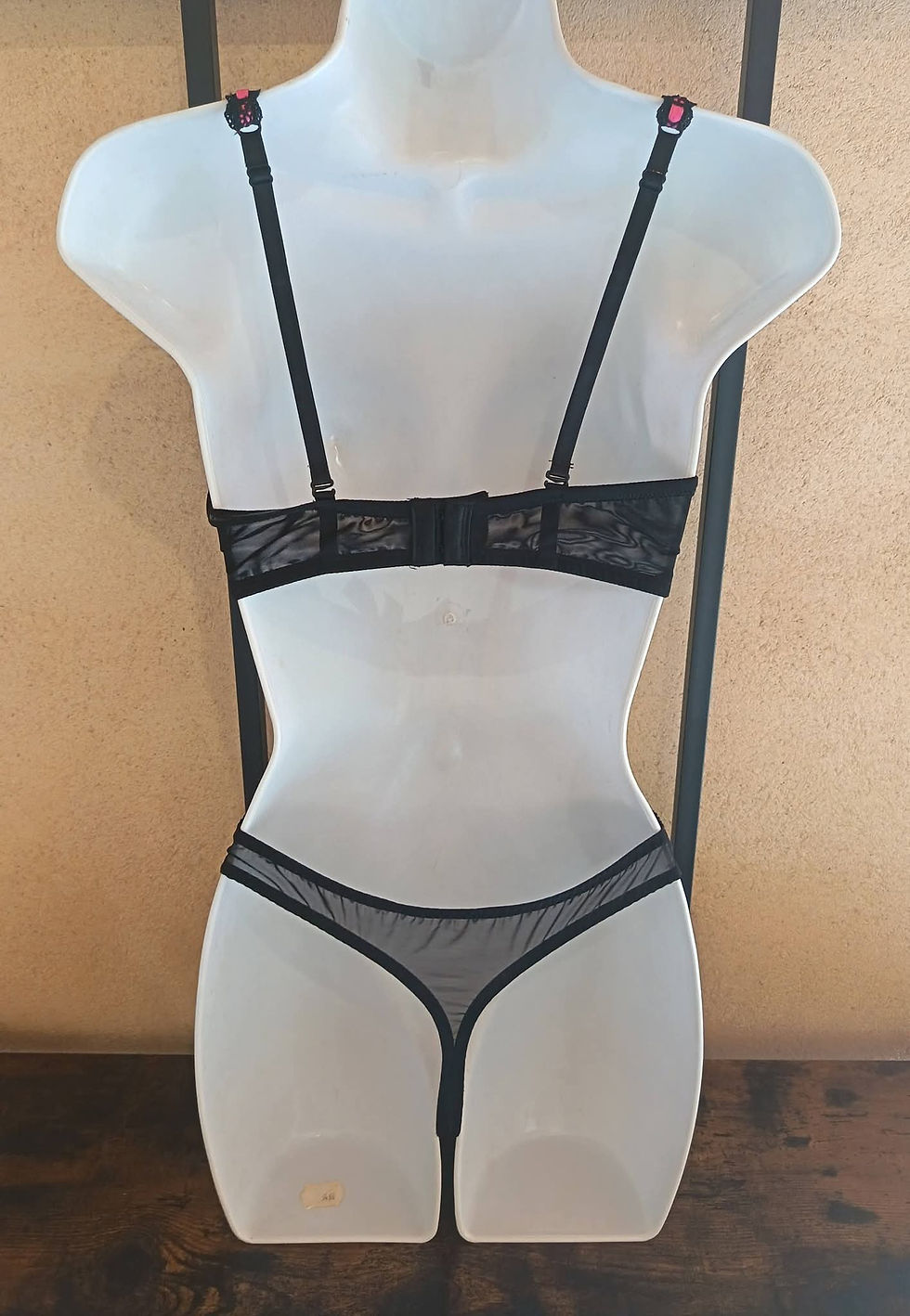 Miniature : Ensemble de lingerie Neuf Noir & Fushia 85C / 38