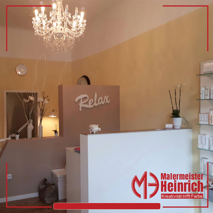 Blick in einen Kosmetiksalon mit farbenfroher Gestaltung – lebendige Farben schaffen eine einladende und entspannende Atmosphäre für Kunden.