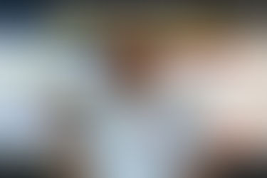 Infografik mit Malermeister Heinrich, die die Unterschiede zwischen den Werbeversprechen von CHECK24 und der tatsächlichen Realität für Handwerker zeigt, inklusive Kritik an Preisangaben, versteckten Kosten und Plattform-Provisionen sowie einem Appell zur direkten Zusammenarbeit zwischen Kunden und Handwerkern.