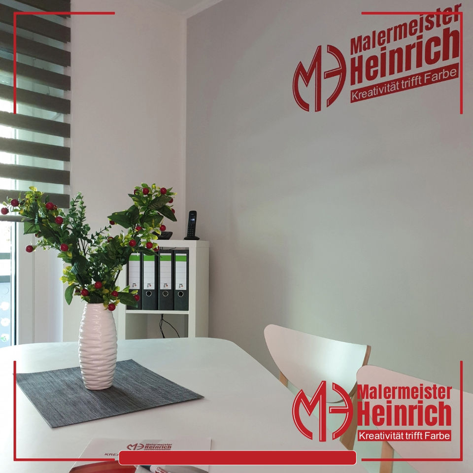 Gemütlich eingerichteter Büroraum mit dem Logo von Malermeister Heinrich an der Wand – ein Symbol für Qualität und Professionalität.