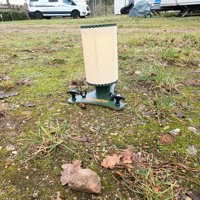 SheltaFlex Base als Bodenständer für die AmbiGlow Leuchte im Camping- und Outdoor-Einsatz