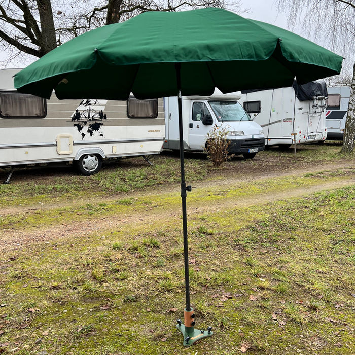 Geöffneter Sonnenschirm im SunLock Adapter auf der SheltaFlex Base, in voller Größe stabil im Outdoor-Einsatz.