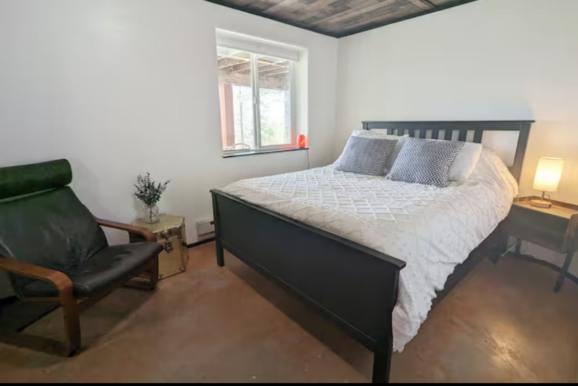 Queen Room - Can accommodate two people