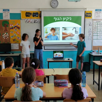 בתמונה: תלמידים-מנהיגים בהעברת שיעור ניקיון