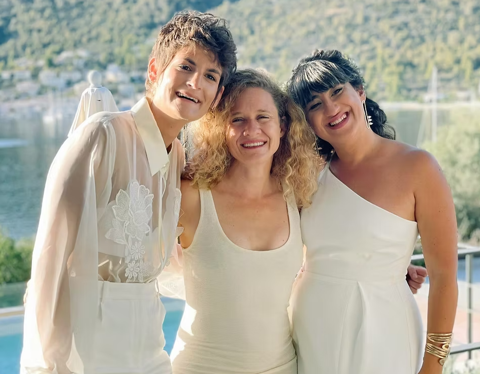 שתי כלות בחתונה של זוג נשים עם הרבה נעמי אפרת