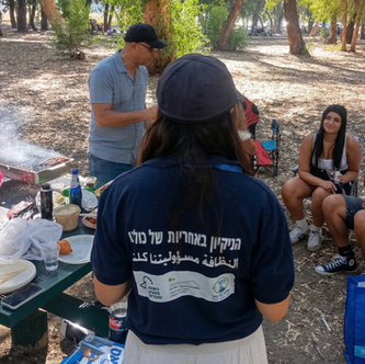 בתמונה: מסבירה של עמותת נקי במיזם מטעם רשות מקרקעי ישראל ורשות הטבע והגנים.