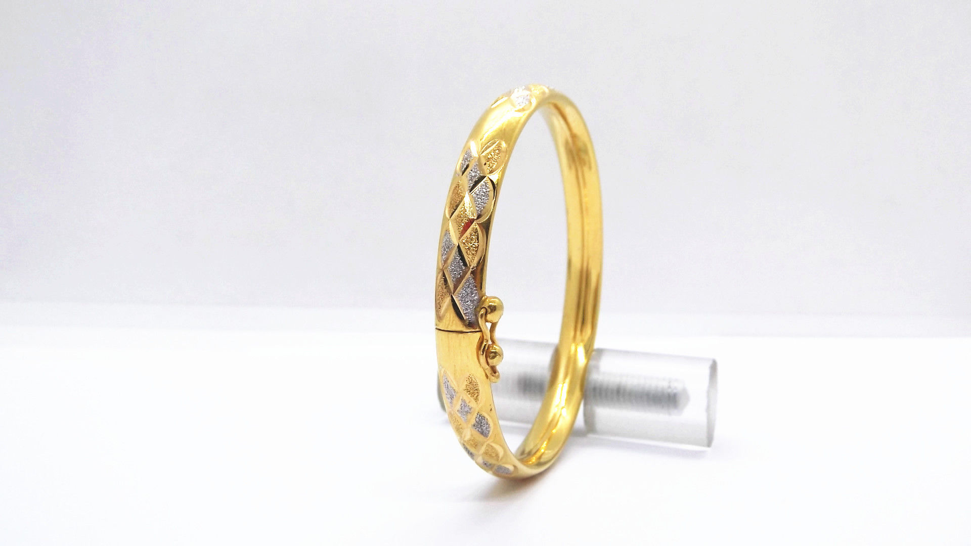 916 GOLD BANGLE